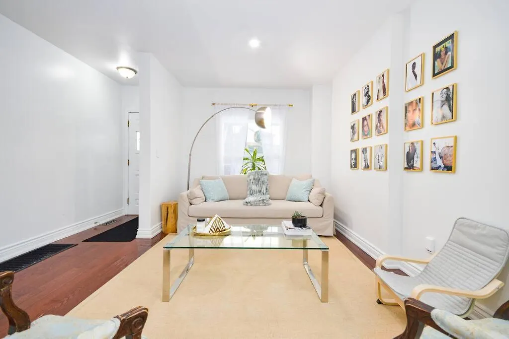 Cheerful 3Bdm Home With Free Parking On Premises Toronto Holiday home