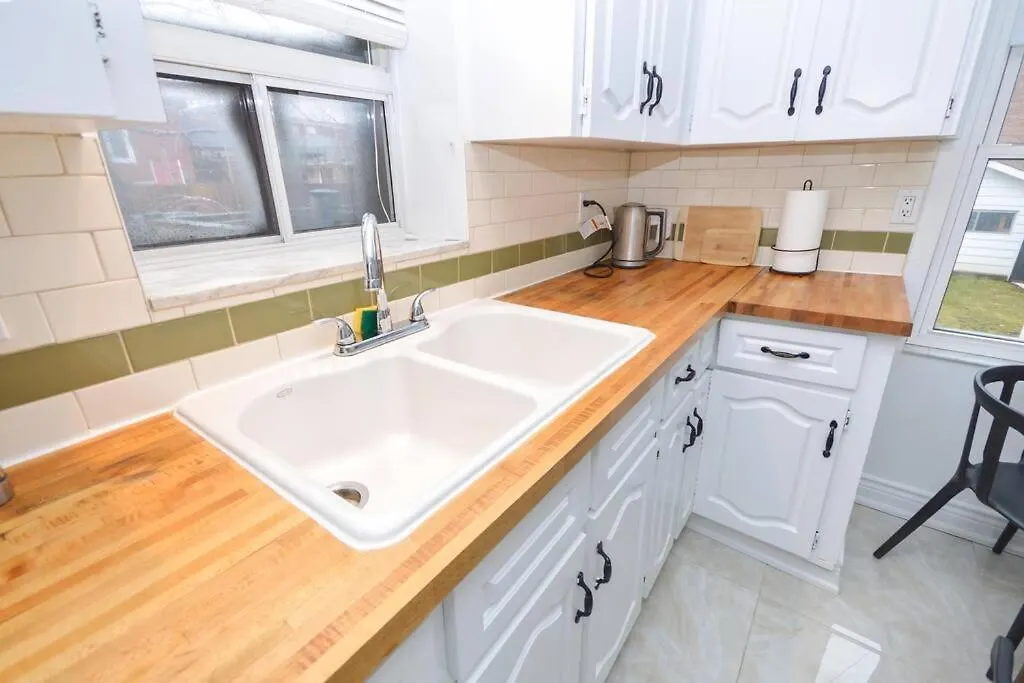 Cheerful 3Bdm Home With Free Parking On Premises Toronto 0*,  Canada