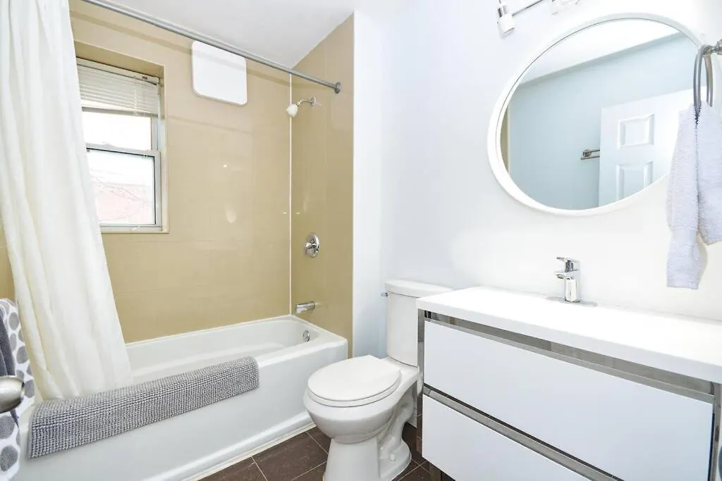 Cheerful 3Bdm Home With Free Parking On Premises Toronto