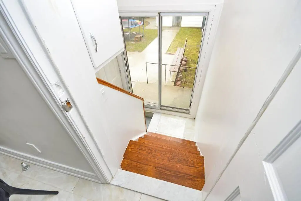 Cheerful 3Bdm Home With Free Parking On Premises Toronto