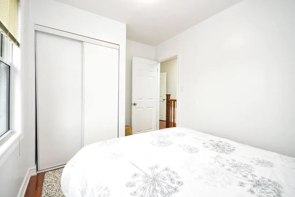 Cheerful 3Bdm Home With Free Parking On Premises Toronto Holiday home
